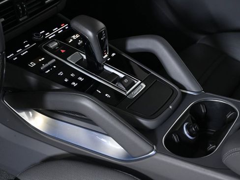Used 2022 Porsche Cayenne Turbo AWD/4WD image 25