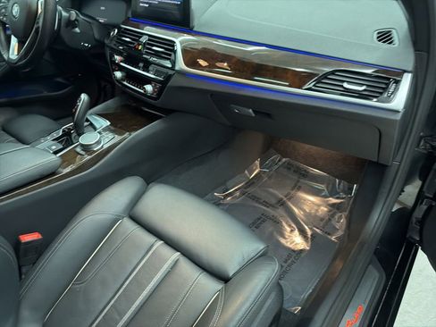 Used 2020 BMW 530e xDrive w/ M Sport Package image 29