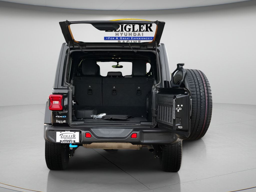 Used 2023 Jeep Wrangler Unlimited Sahara w/ Cold Weather Group AWD/4WD image 10