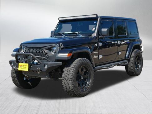 Used 2018 Jeep Wrangler Unlimited Sahara AWD/4WD image 3