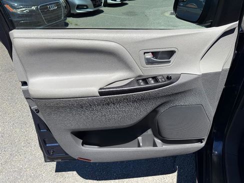 Used 2019 Toyota Sienna LE AWD/4WD image 17
