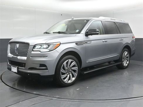 Used 2022 Lincoln Navigator Reserve image 3