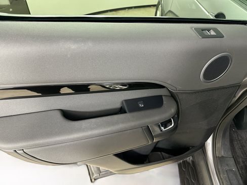 Used 2020 Land Rover Discovery SE image 34