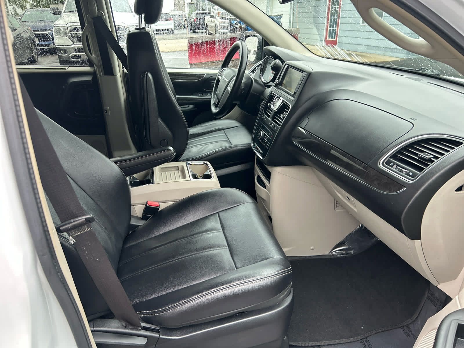 Used 2015 Chrysler Town & Country Touring w/ Driver Convenience Group FWD image 27