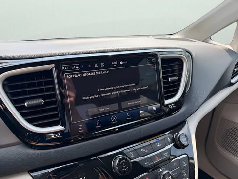 Used 2023 Chrysler Pacifica Touring-L FWD image 28