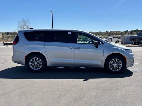 New 2026 Chrysler Pacifica Limited w/ Uconnect Theater Family Group AWD/4WD image 7