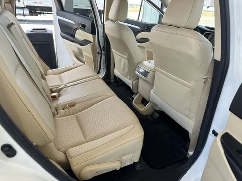 Used 2017 Toyota Highlander Plus FWD image 25