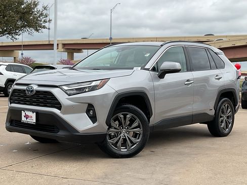 Used 2023 Toyota RAV4 XLE Premium image 2