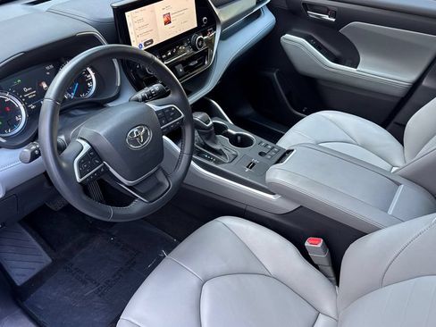 Certified 2025 Toyota Highlander XLE AWD/4WD image 9