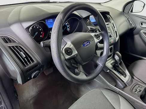 Used 2014 Ford Focus SE w/ SE Winter Package FWD image 9