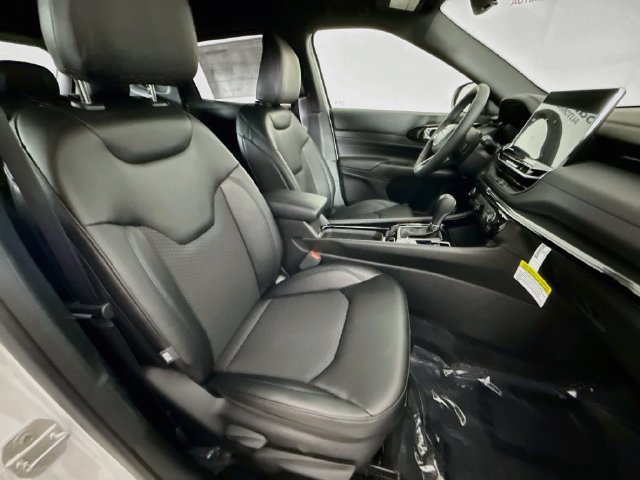 New 2026 Jeep Compass Latitude AWD/4WD image 25