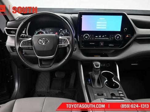 Used 2023 Toyota Highlander XLE AWD/4WD image 11