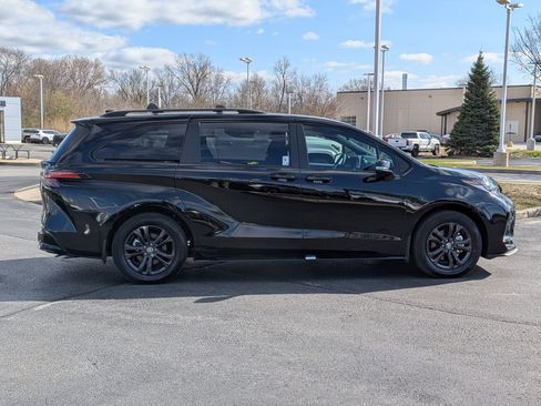 Used 2025 Toyota Sienna XSE w/ XSE Premium Package image 9