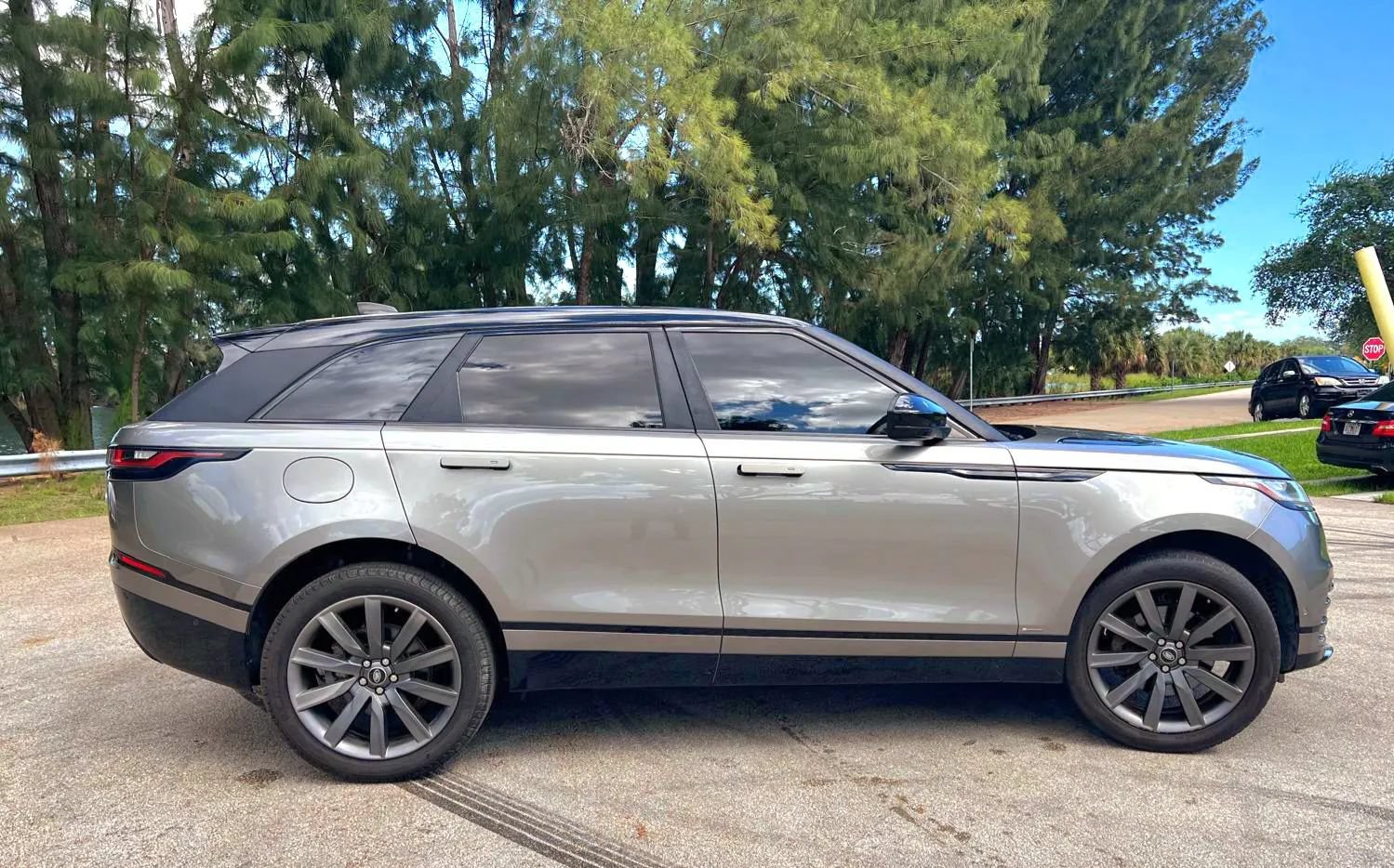 Used 2018 Land Rover Range Rover Velar R-Dynamic SE AWD/4WD image 4
