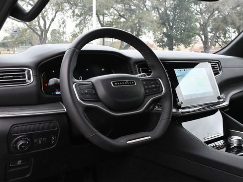 Used 2024 Jeep Wagoneer L Series II w/ Flexible Seating Group image 17