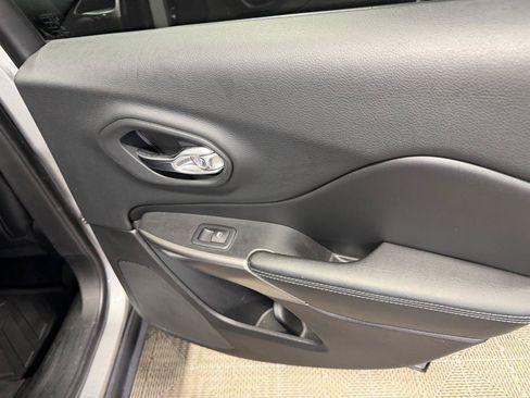 Used 2019 Jeep Cherokee Latitude Plus AWD/4WD image 24