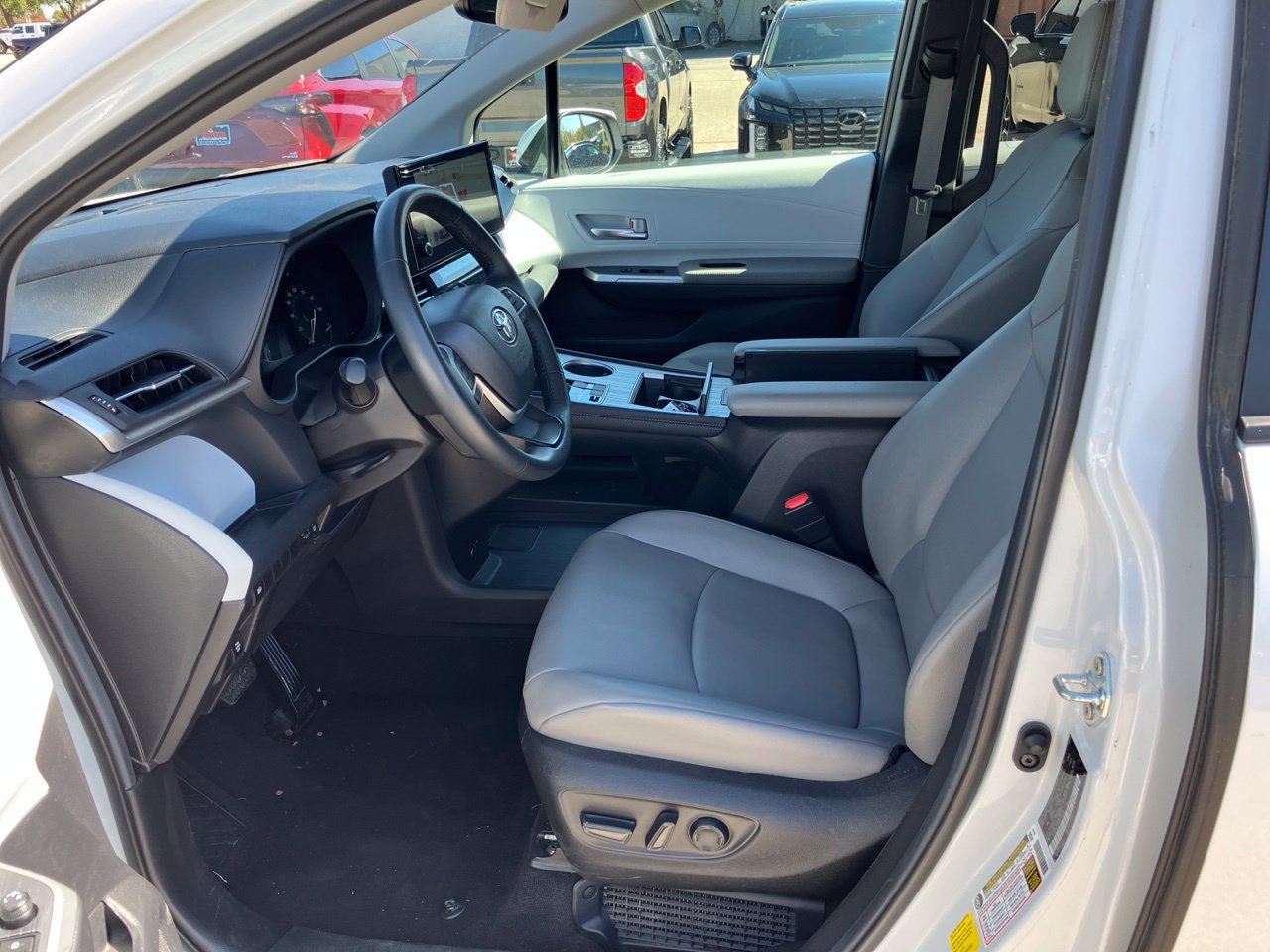Used 2025 Toyota Sienna XLE FWD image 6