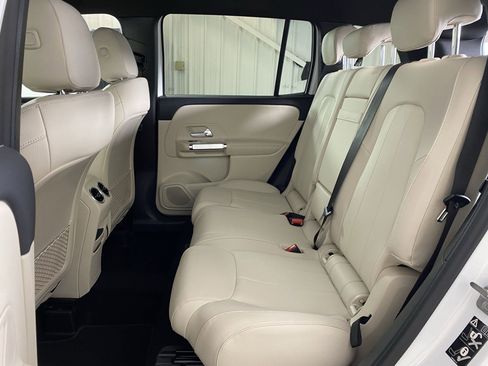 Used 2025 Mercedes-Benz GLB 250 4MATIC image 13