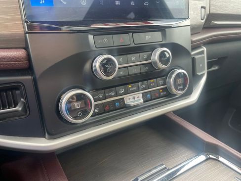 Used 2024 Ford Expedition Limited image 18