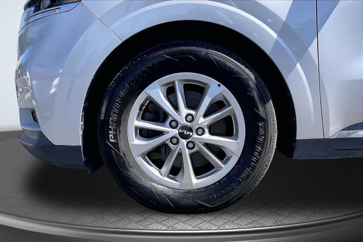 Used 2022 Kia Carnival LX FWD image 9