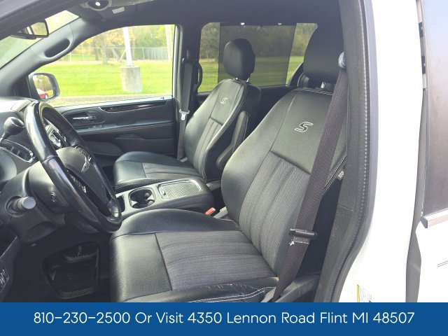 Used 2016 Chrysler Town & Country S w/ Driver Convenience Group FWD image 13