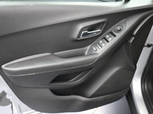 Used 2019 Chevrolet Trax LT w/ LT Convenience Package image 14