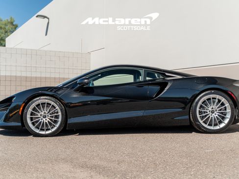 Used 2025 McLaren Artura image 4