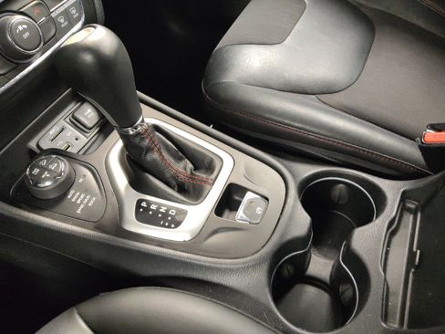 Used 2015 Jeep Cherokee Trailhawk w/ Cold Weather Group AWD/4WD image 26