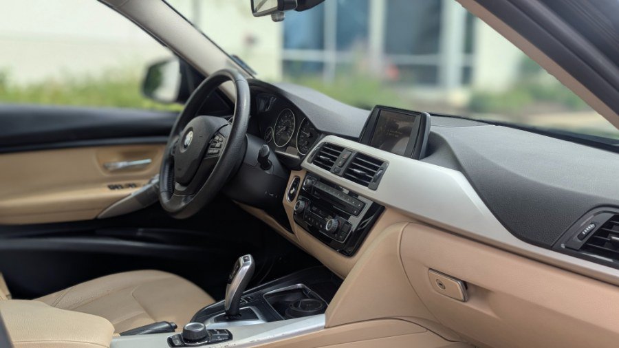Used 2017 BMW 320i Sedan RWD image 21