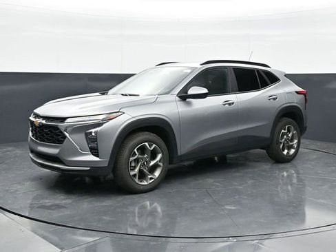 Used 2025 Chevrolet Trax LT FWD image 3