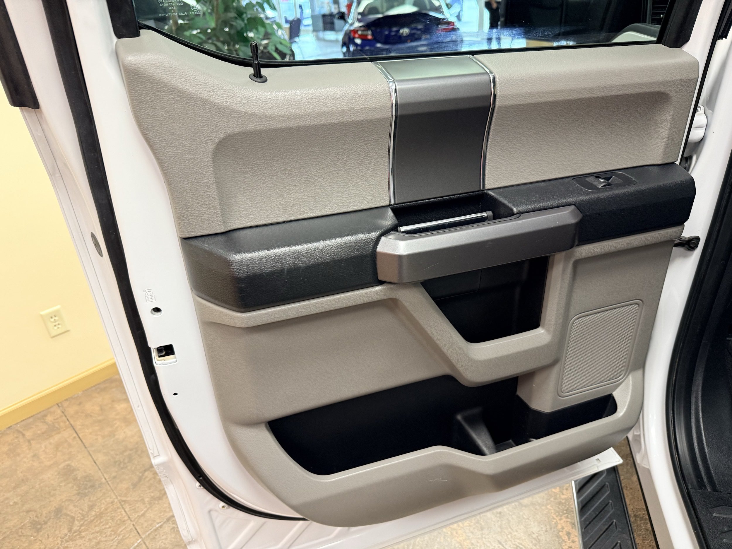 Used 2019 Ford F150 XLT w/ Equipment Group 302A Luxury AWD/4WD image 10