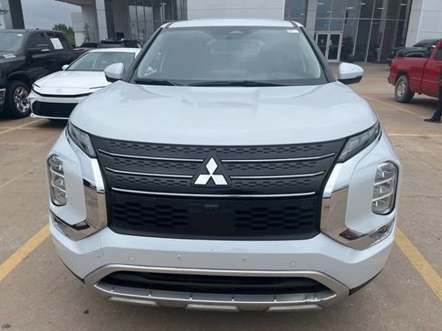 Used 2022 Mitsubishi Outlander SE image 3