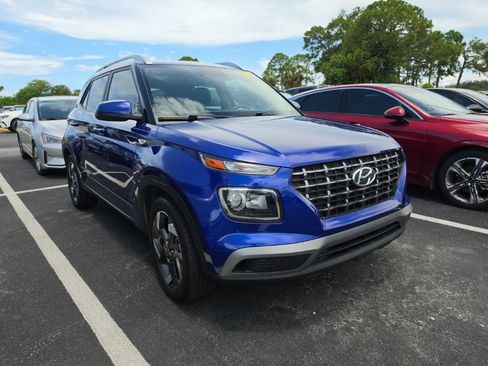 Used 2024 Hyundai Venue SEL FWD image 2