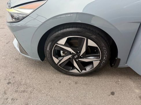 Used 2022 Hyundai Elantra Limited w/ Preferred Accessory Package image 23