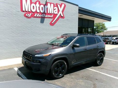Used 2016 Jeep Cherokee Latitude w/ Cold Weather Group AWD/4WD image 2