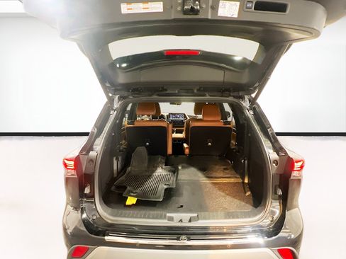 Used 2021 Toyota Highlander Platinum FWD image 21
