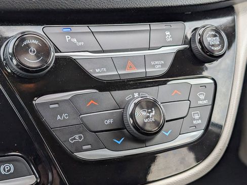 Used 2018 Chrysler Pacifica L image 18