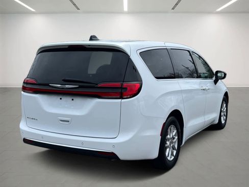 Used 2024 Chrysler Pacifica Touring-L FWD image 6