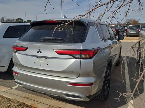 Used 2024 Mitsubishi Outlander SE image 3