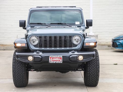 Used 2025 Jeep Gladiator Sport AWD/4WD image 2