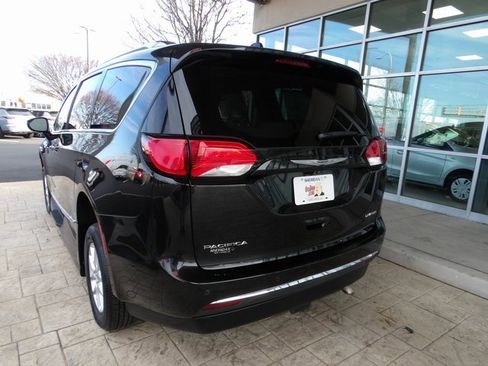 Used 2018 Chrysler Pacifica Limited w/ Tire & Wheel Group image 5