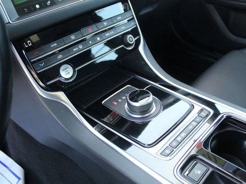 Used 2020 Jaguar XF Premium image 14