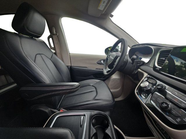 Used 2024 Chrysler Pacifica Touring-L FWD image 16