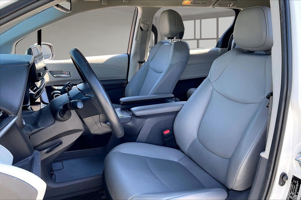 Used 2024 Toyota Sienna XLE FWD image 19