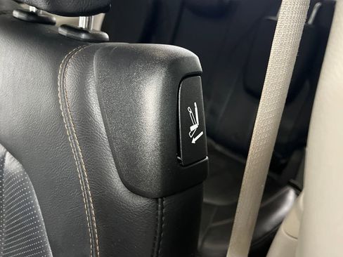 Used 2020 Chrysler Pacifica Touring-L image 16