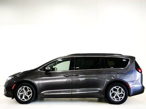 Used 2023 Chrysler Pacifica Limited FWD image 6
