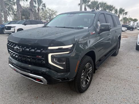 Used 2025 Chevrolet Suburban Z71 w/ Comfort Package image 3