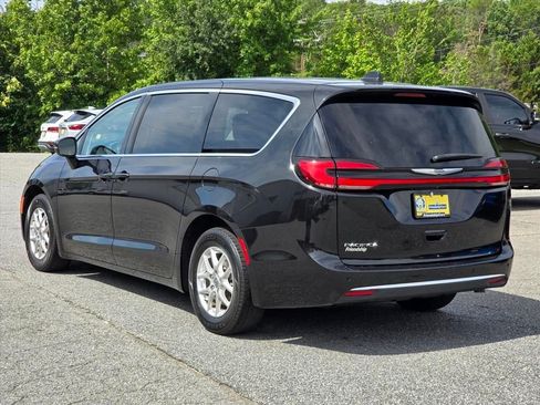 Used 2023 Chrysler Pacifica Touring-L FWD image 24