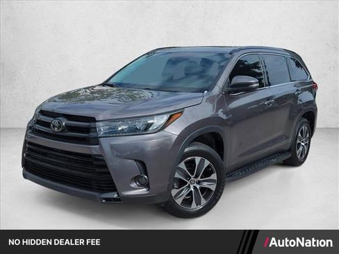 Certified 2019 Toyota Highlander SE FWD image 1