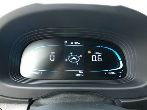 Used 2023 Hyundai Venue Limited FWD image 17
